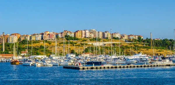 フォアグラウンドでヨットとソゾプールの旧市街の港の眺め 黒海沿岸 ブルガリア — ストック写真