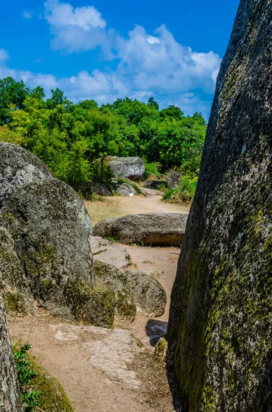Bulgaristan 'ın Taş oluşumundaki büyük kayalar Beglik Tash olarak da bilinir muhtemelen mistik amaçlar için de kullanılan ünlü İngiliz taşına benzer..