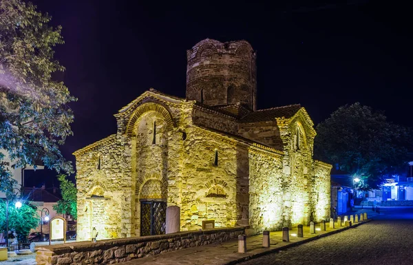 Nesebar 'daki aydınlık kilisenin gece görüşü - Vaftizci Aziz John - UNESCO Dünya Mirası Alanı.