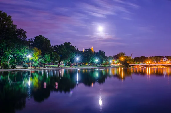 Budapeşte 'de Varosliget Parkı' nda bir gölün gece manzarası