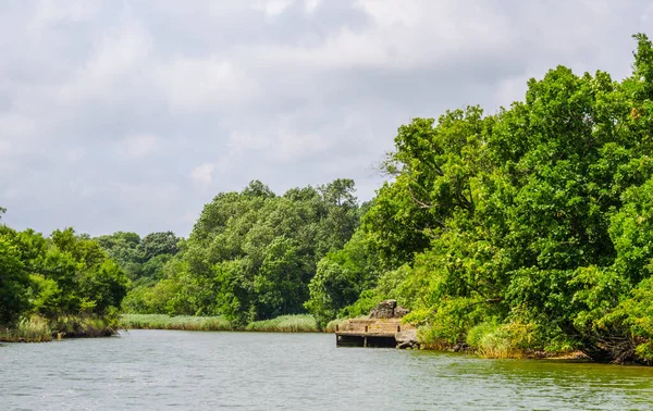Bulgaria 'daki Ropotamo nehri burgaz bölgesinin en popüler turistik yerlerinden biridir. Özellikle de siyah nehir turları, akbalıkçılları yolda görebilme imkanına ulaşırken.
