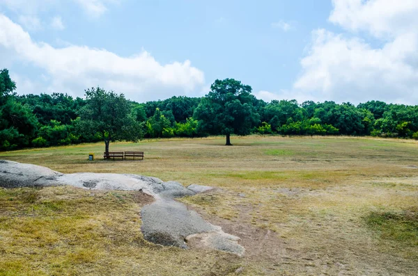 Bulgaristan 'ın Taş oluşumundaki büyük kayalar Beglik Tash olarak da bilinir muhtemelen mistik amaçlar için de kullanılan ünlü İngiliz taşına benzer..