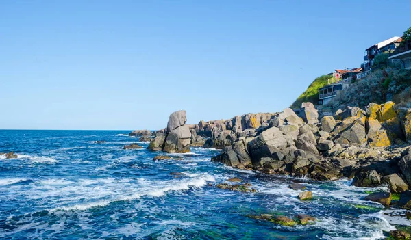 İspanya 'nın Sozopol şehrinin görkemli uçurumları. Orada bir savunma duvarı ve küçük bir kale vardı.