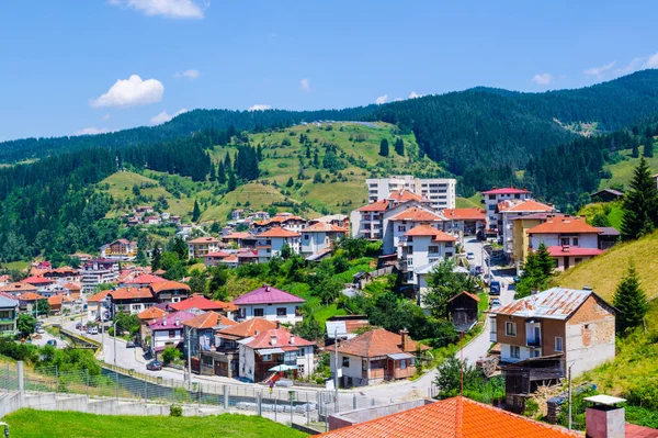 Ünlü kayak merkezi ve geleneksel rozhen folklor festivalinin yeri olan Bulgar şehri Chepelare 'nin havadan görünüşü