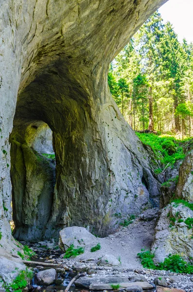 ayrıntılı bir tepe ortasından mı küçük bir nehir tarafından kurulan bir doğal kaya oluşumu olan ünlü harika köprü Bulgaristan.