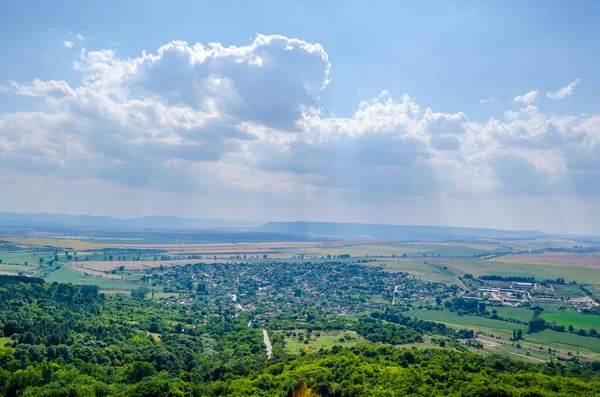 İspanyol şehri Madara 'nın Shumen Platosu' ndaki havadan görünüşü ve Konnik 'in oymalarıyla meşhurdur..