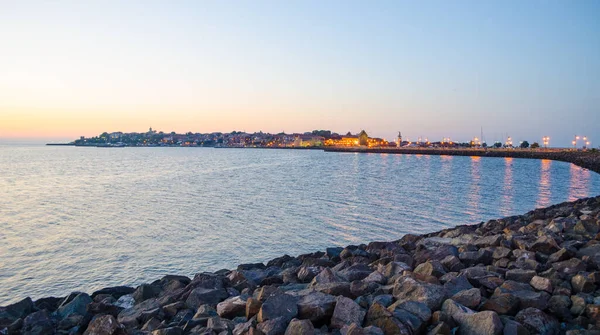 Bulgaria 'daki eski bir kasaba üzerinde günbatımı.