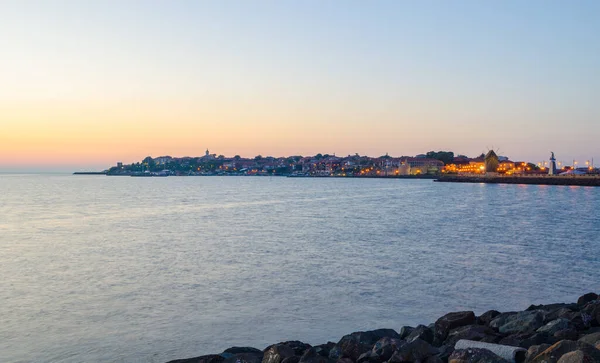 Bulgaria 'daki eski bir kasaba üzerinde günbatımı.