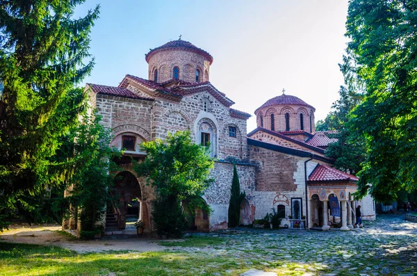 Rodop dağlarındaki Bachkovo manastırı güzel bir ortodoks dini binasıdır..