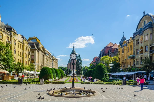 胜利广场 Victory Square Piata Victoriei Timisoara 是一个长方形 四周环绕着国家歌剧院 另一边是大教堂 — 图库照片