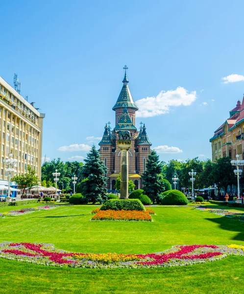 Önünde Romen şehri Timisoara 'nın Romulus, Remus ve bir kurt heykeli bulunan metropolitan katedralinin manzarası.