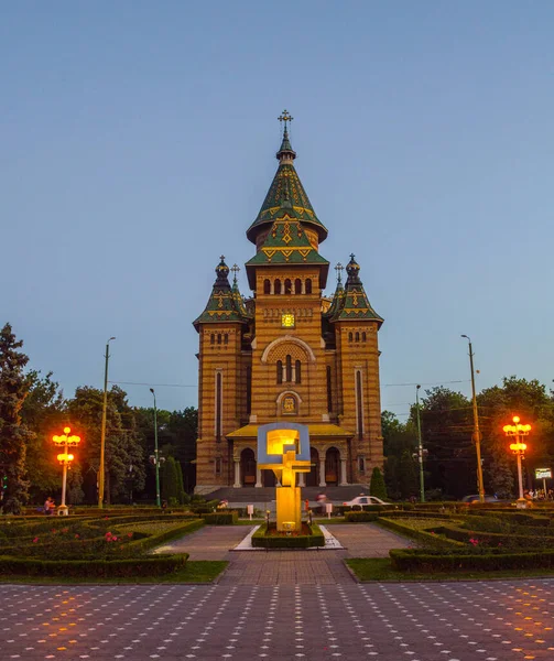 Günbatımında Romanya 'nın Timisoara kentindeki metropol katedralinin manzarası
