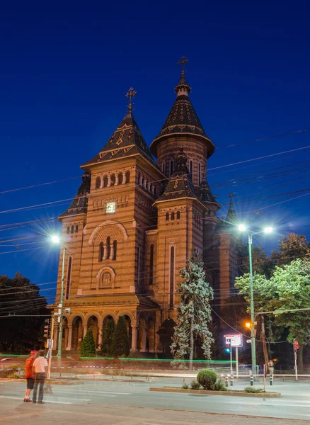 Romanya 'nın Timisoara kentindeki metropol katedralinin gece manzarası
