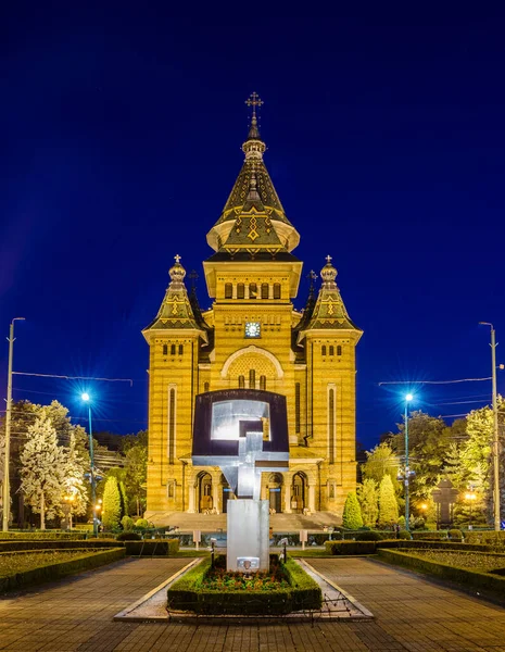 Romanya 'nın Timisoara kentindeki metropol katedralinin gece manzarası