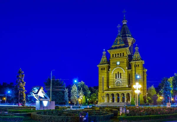 Romanya 'nın Timisoara kentindeki metropol katedralinin gece manzarası
