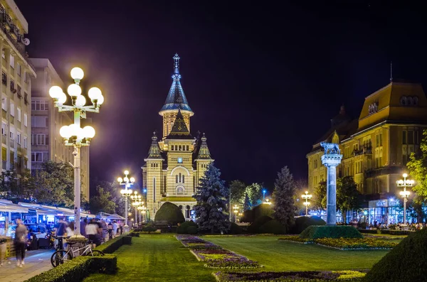 Romanya 'nın Timisoara kentindeki metropol katedralinin gece manzarası