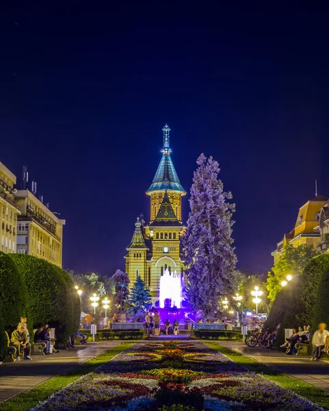 Rumen kenti Timisoara 'daki aydınlık zafer meydanı Piata Victoriei' nin gece görüşü - Banat vilayetindeki Temesvar