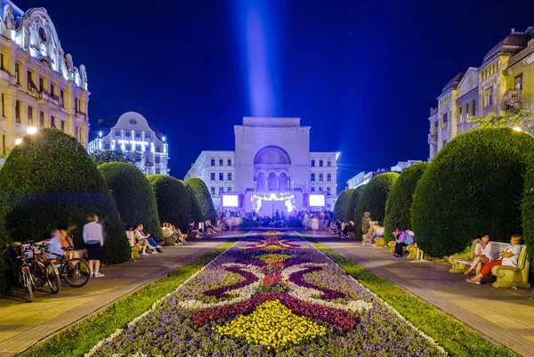 Rumen kenti Timisoara 'daki aydınlık zafer meydanı Piata Victoriei' nin gece görüşü - Banat vilayetindeki Temesvar