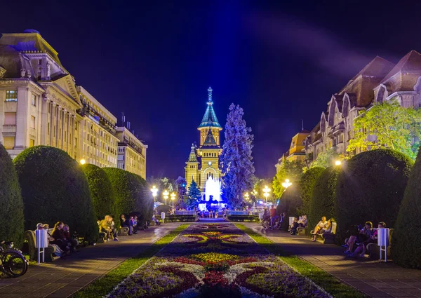 Rumen kenti Timisoara 'daki aydınlık zafer meydanı Piata Victoriei' nin gece görüşü - Banat vilayetindeki Temesvar
