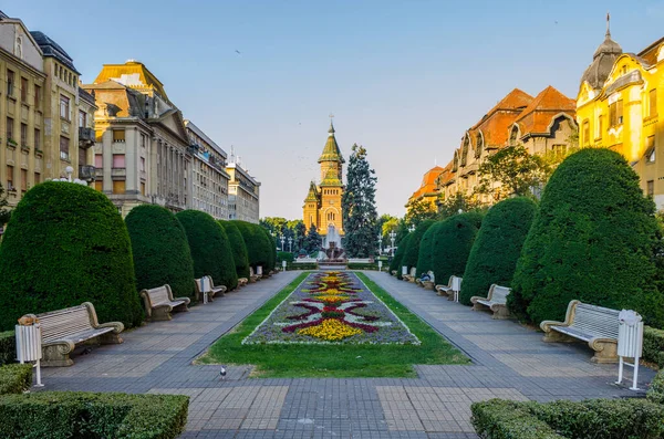 Zafer meydanının gündoğumu - Piata Victoriei, Romanya 'nın Timisoara şehrinde - Banat vilayetinde Temesvar