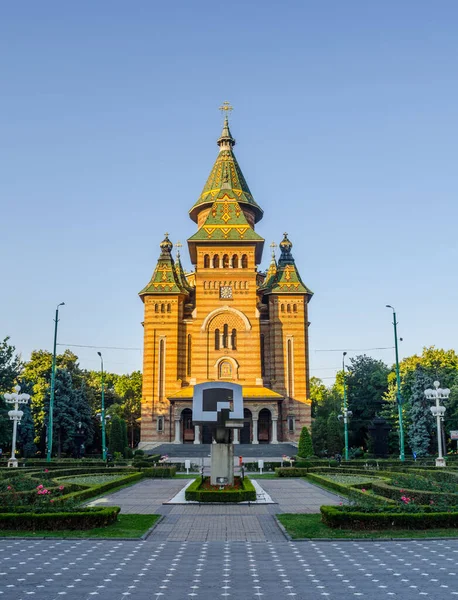 Romanya 'nın Timisoara kentindeki metropol katedralinin gün doğumunda manzarası