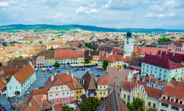 Saint Mary katedralinin tepesinden Romen şehir sibiusunun havadan görünüşü