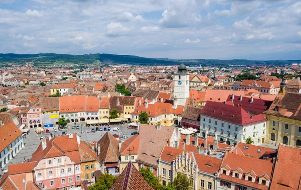 Saint Mary katedralinin tepesinden Romen şehir sibiusunun havadan görünüşü