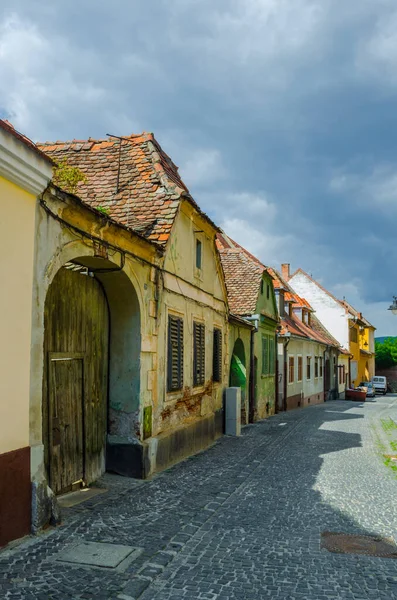 Eskiden Hermannstadt olarak bilinen Romanya şehir sibiu 'sunun merkezindeki tipik bir caddenin manzarası