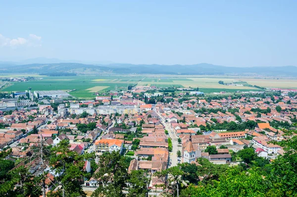 Kalenin tepesinden alınan Romen kenti Rasnov 'un havadan görünüşü.