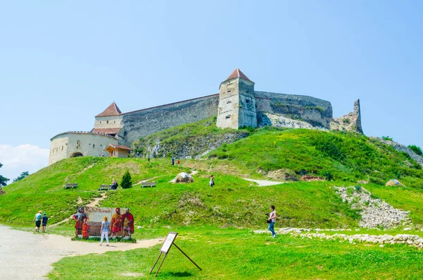 Romanya 'nın Rasnov kentinde bir kale manzarası. Komşu Brasov' dan gelen insanlar için popüler bir turizm beldesi..