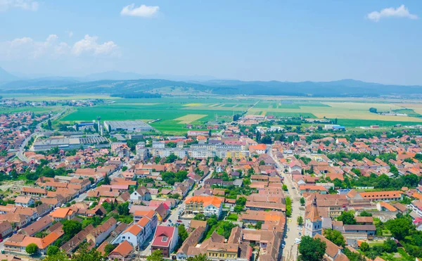 Kalenin tepesinden alınan Romen kenti Rasnov 'un havadan görünüşü.