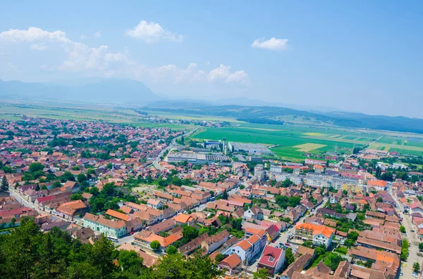 Kalenin tepesinden alınan Romen kenti Rasnov 'un havadan görünüşü.