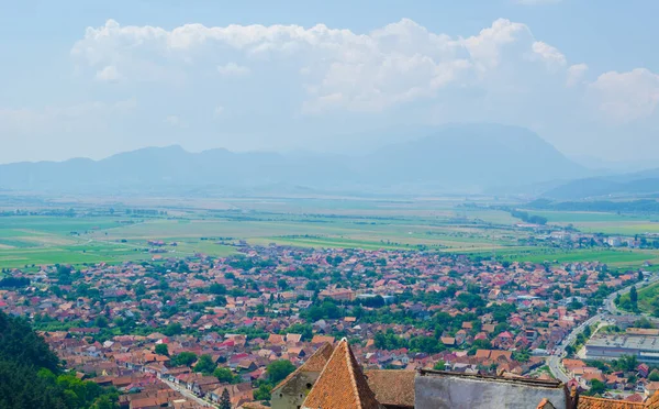 Kalenin tepesinden alınan Romen kenti Rasnov 'un havadan görünüşü.