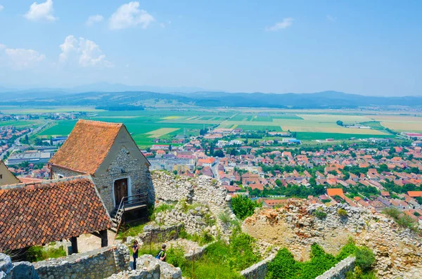 Kalenin tepesinden alınan Romen kenti Rasnov 'un havadan görünüşü.