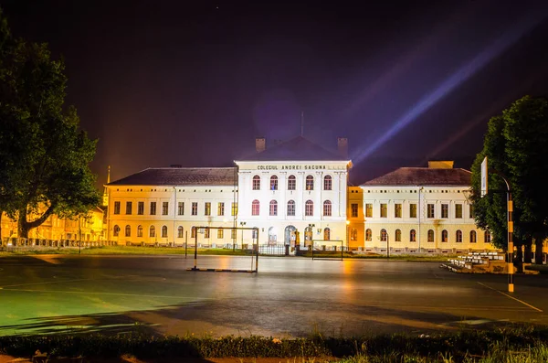 Romanya 'nın Brasov kentindeki bir okul bahçesinin gece manzarası