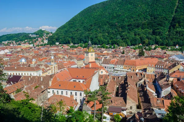 Beyaz kuleden alınan eski Romen kenti Brasov 'un hava manzarası.