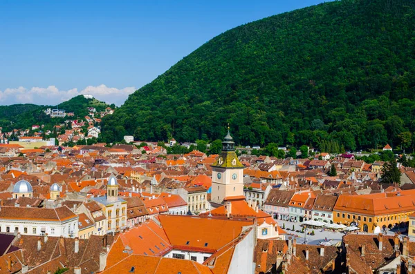 Beyaz kuleden alınan eski Romen kenti Brasov 'un hava manzarası.