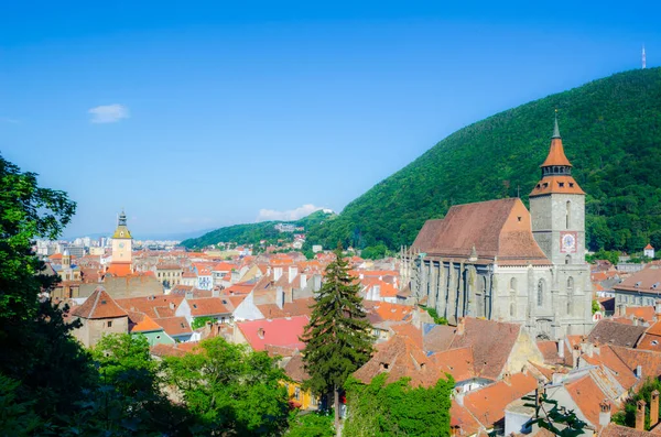 Romanya 'nın eski kenti Brasov' un kara kuleden havadan görünüşü.