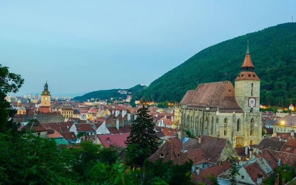 Günbatımında Romen kenti Brasov 'un siyah kilisesi ve tarihi merkezi görülüyor