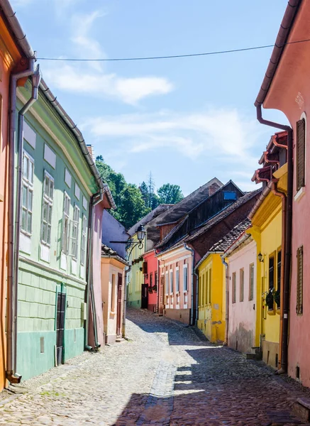 Sighisoara kale, Transilvanya, Romanya, Avrupa renkli evler ile taş döşeli eski sokaklar