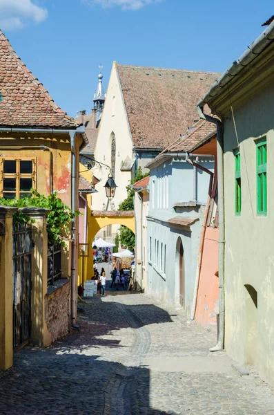 Sighisoara kale, Transilvanya, Romanya, Avrupa renkli evler ile taş döşeli eski sokaklar