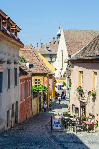 Sighisoara kale, Transilvanya, Romanya, Avrupa renkli evler ile taş döşeli eski sokaklar