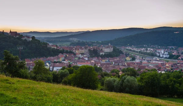 Günbatımında Romanya şehrinin hava manzarası