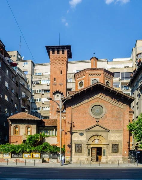 位于罗马尼亚布加勒斯特的意大利最神圣的救世主教堂的立面 教堂的新哥特式红砖大厦建于1930年 — 图库照片