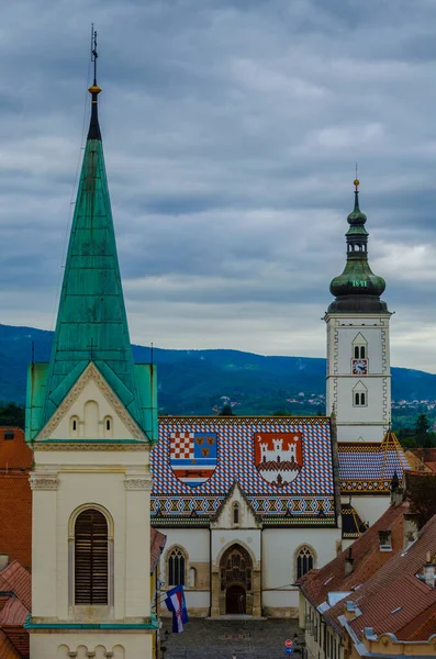 St. Mark Kilisesi ve parlamento Zagreb ve Hırvatistan 'ı inşa ediyor.