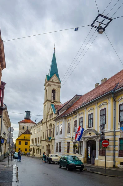 Hırvatça Zagreb 'deki Aziz Mark Meydanı' na giden dar bir sokak manzarası