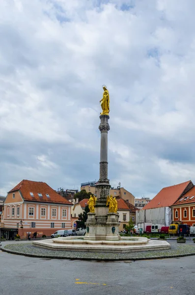 Hırvatistan 'ın Zagreb katedralinin önündeki Kutsal Meryem sütunu