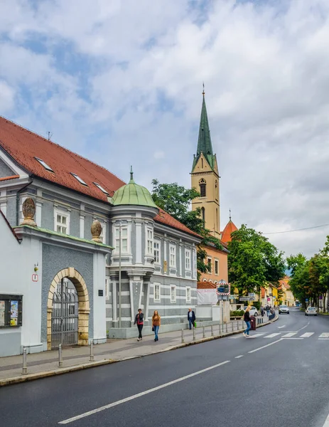 Hırvatistan 'ın Zagreb bölgesindeki Kaptol caddesindeki güzel bir binanın manzarası