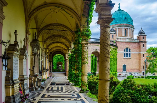 Zagreb 'deki mirogoj mezarlığı Hırvatistan' ın başkenti manzaralı