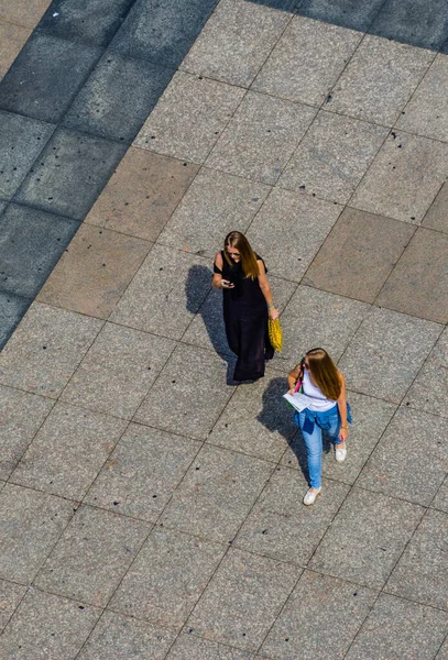 Hırvatistan'ın Zagreb kentindeki Ban Jelacic Meydanı'nda insanlar